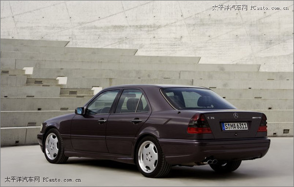 Mercedes-Benz_C_63_AMG_19