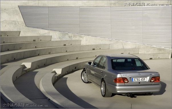 Mercedes-Benz_E_50_AMG_19