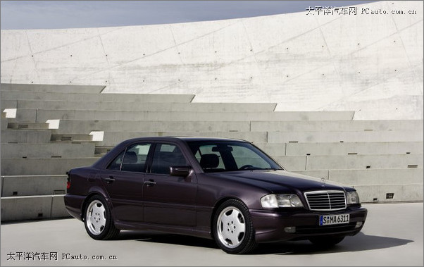 Mercedes-Benz_C_63_AMG_19