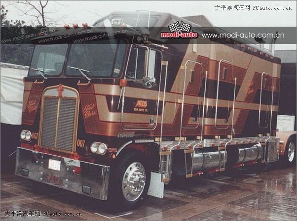 "擎天柱"真实身份是美国著名的freightliner(福莱纳)卡车,属于戴-克