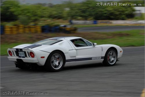 Ford_GT