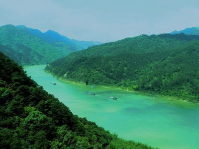 畅游飞来峡遭遇强雷电