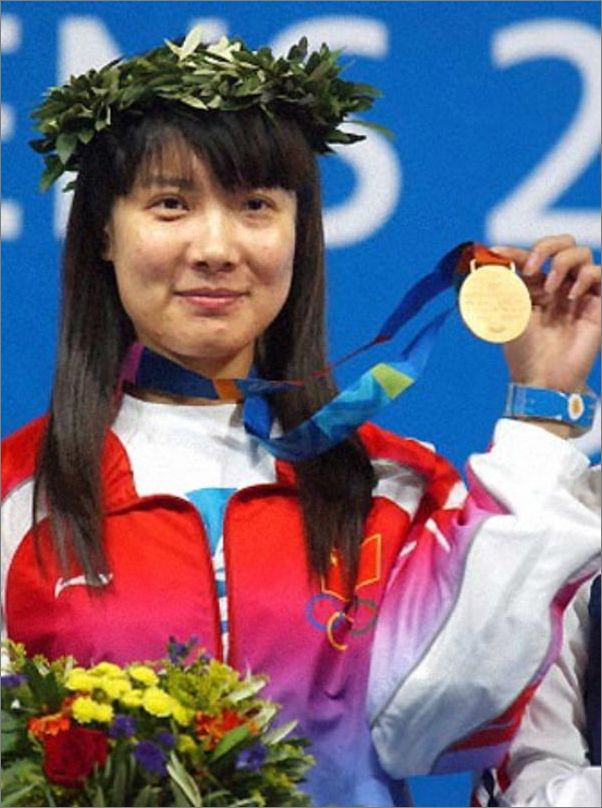 杜丽摘取2004年雅典奥运会中国代表队第一枚