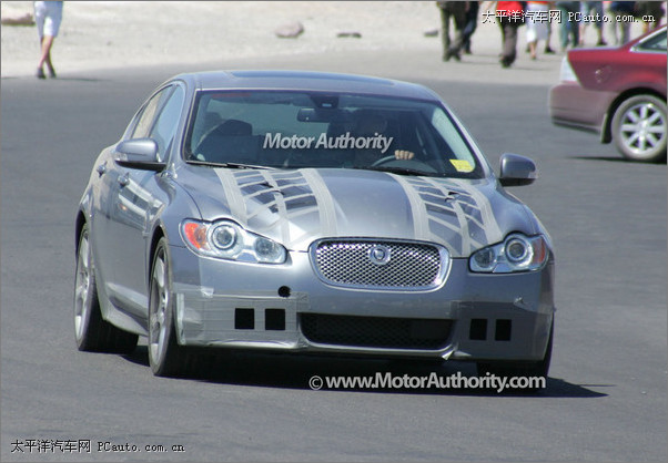 2010_Jaguar_XF-R