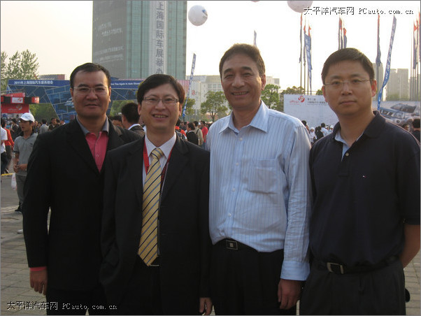 第九届东莞车展总经理孙奇文与中汽国际副总经理赵海明(右2)在上海