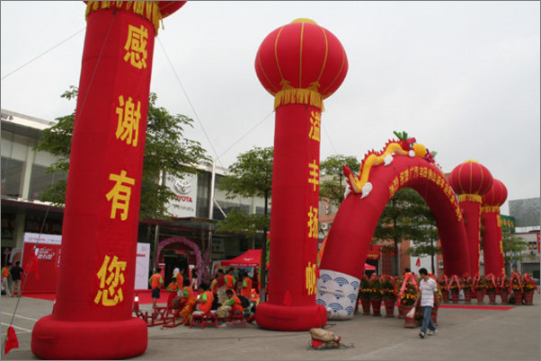 大型充气拱门,空飘,灯笼气柱:在展厅外停车场上设置了大型充气拱门,空