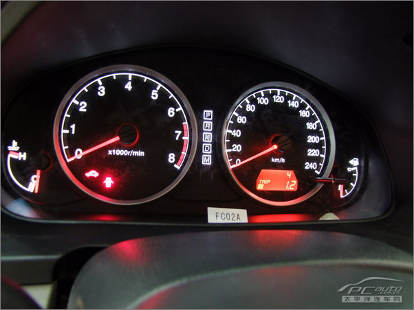 09款的b70仪表盘采用了白色背景灯,红色指针的设计