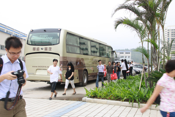 经过两个小时的车终于到达比亚迪坪山工厂,大家都感叹车厂也能像公园