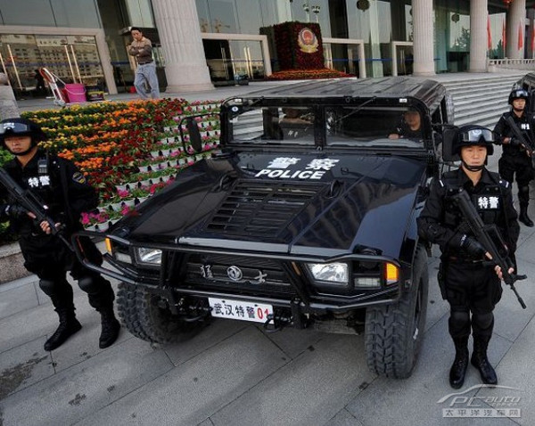 武汉特警持枪配"东风猛士 中国悍马【图】_青岛车生活_太平洋汽车网