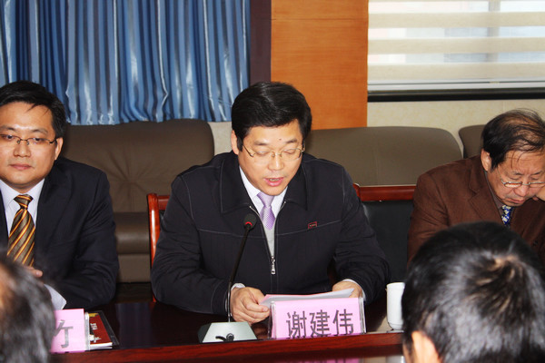 奔牛中学校长谢建伟热情洋溢发表讲话