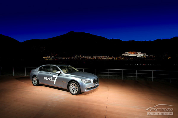 BMW 7系在拉萨河畔活动现场（夜景）