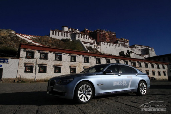 BMW 7系在布达拉宫前