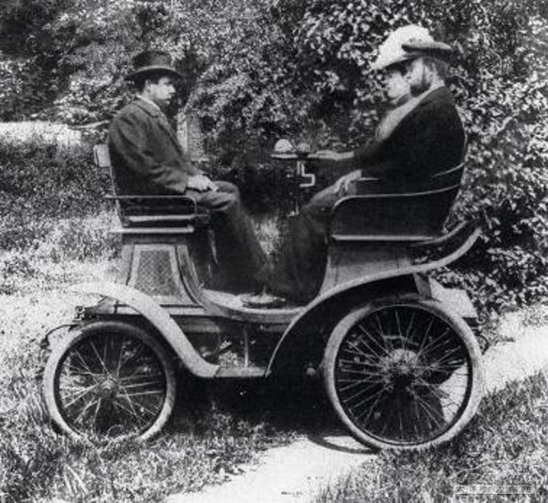 最早的产品——霍希先生和他1901年生产的第一款汽