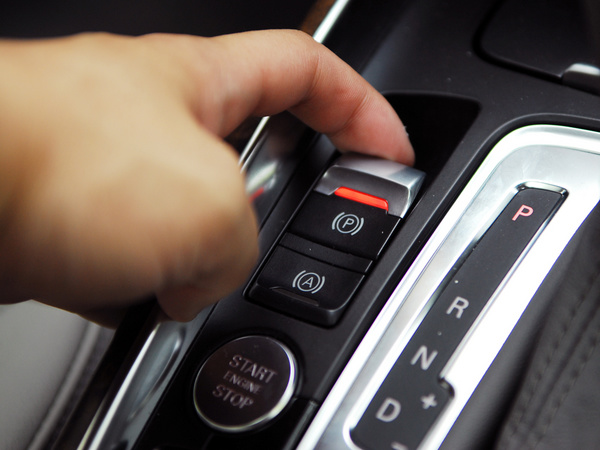 一键式电子驻车系统手动模式下需要在停车后扳动驻车按钮,灯亮后表示